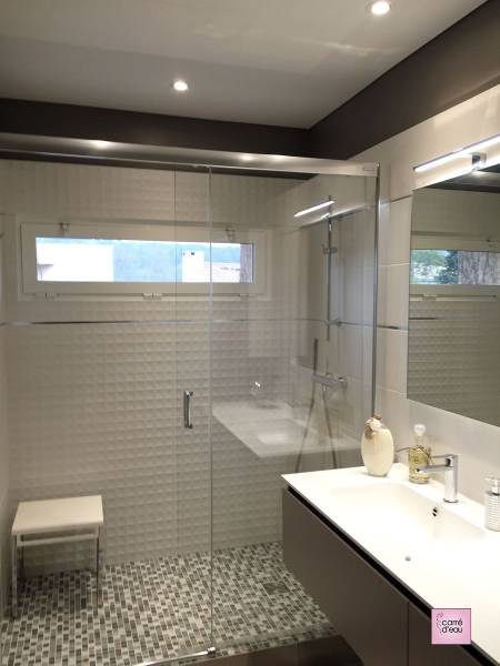 Transformation d'une salle de bain élégante de 6 m2 à Clapiers