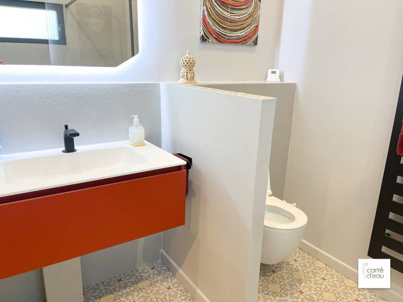Petite salle de bain bine aménagée avec toilettes et douche