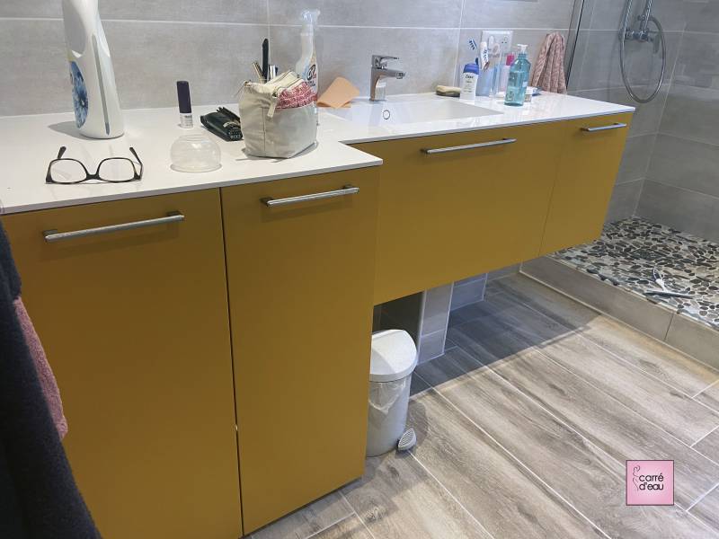 Plan de travail et meuble de salle de bain sur mesure jaune