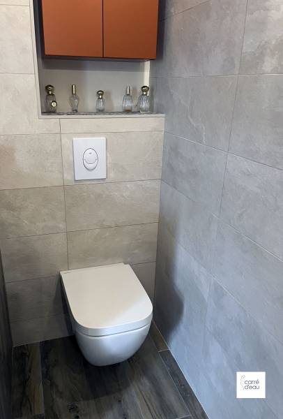 Coin WC avec mur de courtoisie